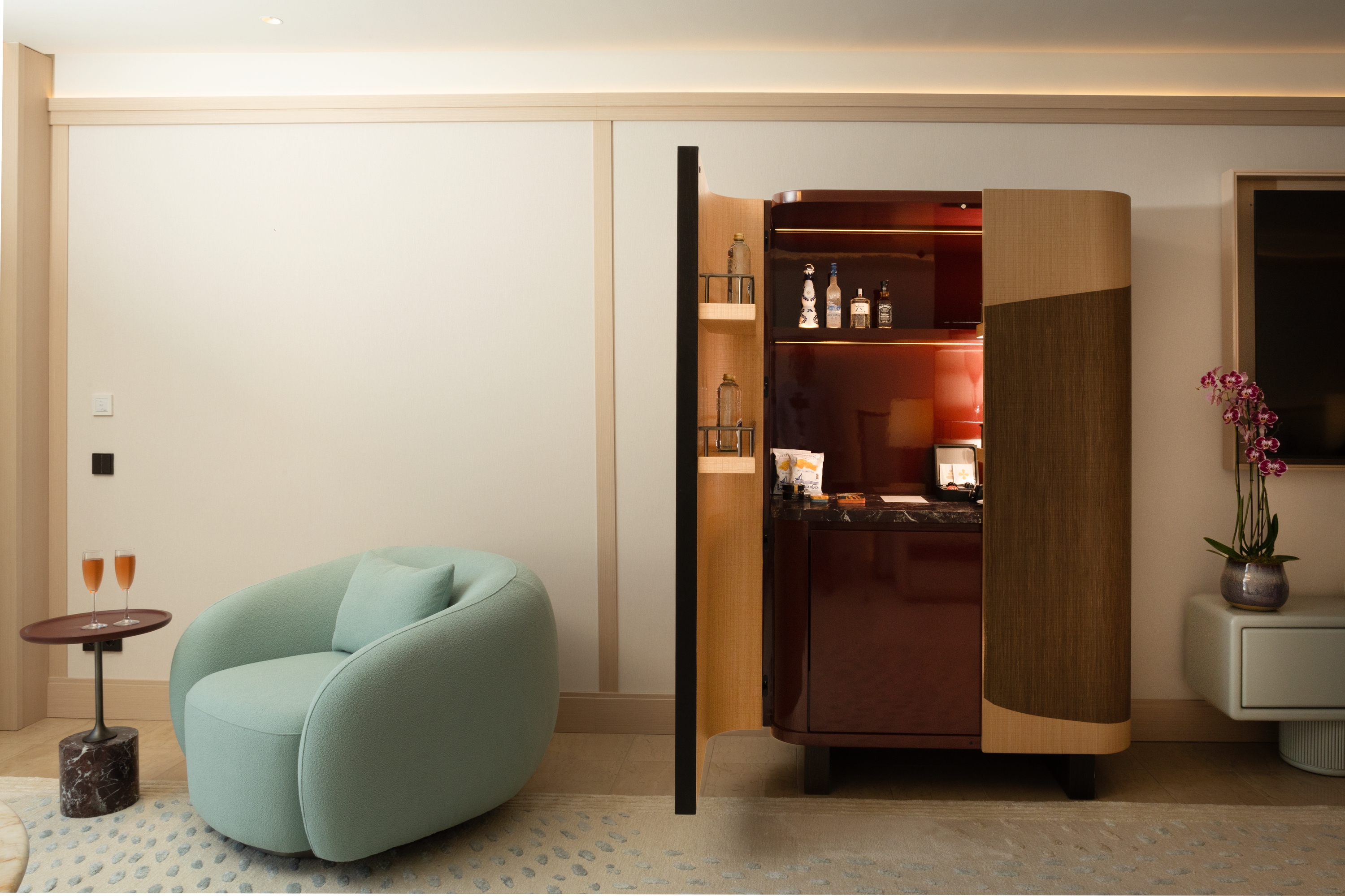 Zona de estar elegante en la Junior Suite con sofá confortable y luz natural.